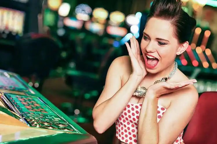 Antarmuka aplikasi pgdewa menampilkan menu permainan live-dealer, sportsbook, slot, dan esports